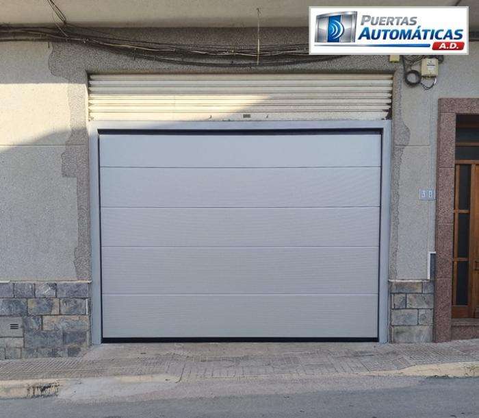 Evaluación técnica de puerta seccional en La Murada Alicante